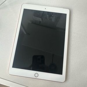 9.7" iPad 6th Gen (WiFi + Cellular) / 128GB